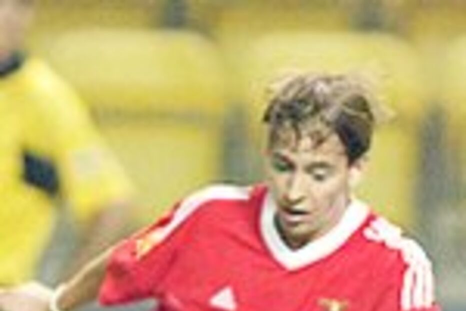 JOÃO PEREIRA MAIS QUATRO ANOS NA LUZ