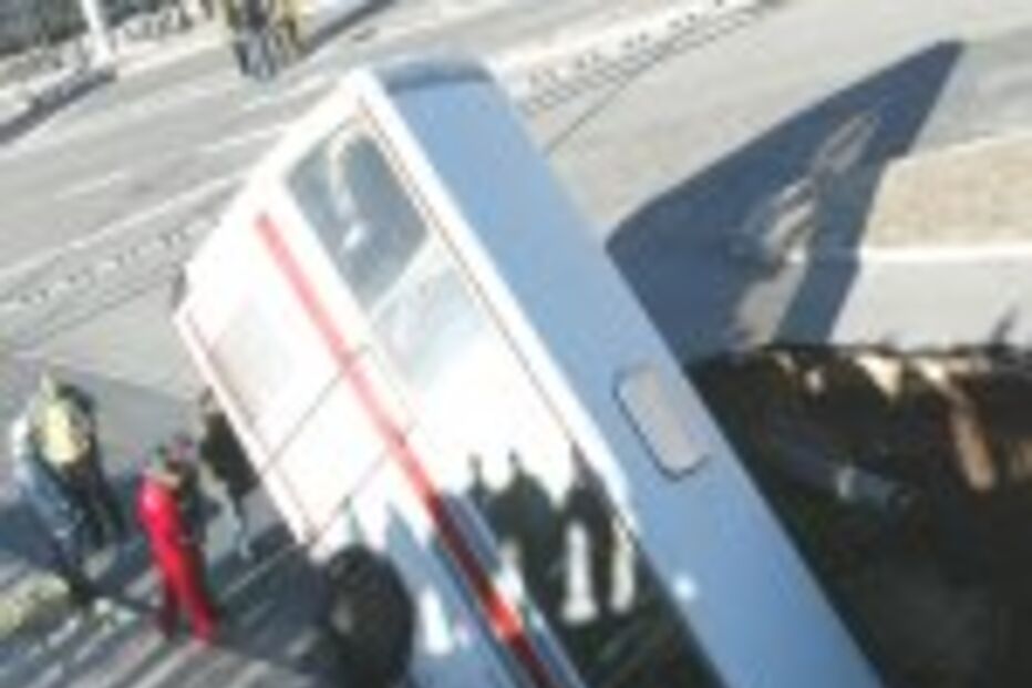 BURACO ENGOLE AUTOCARRO EM CAMPOLIDE