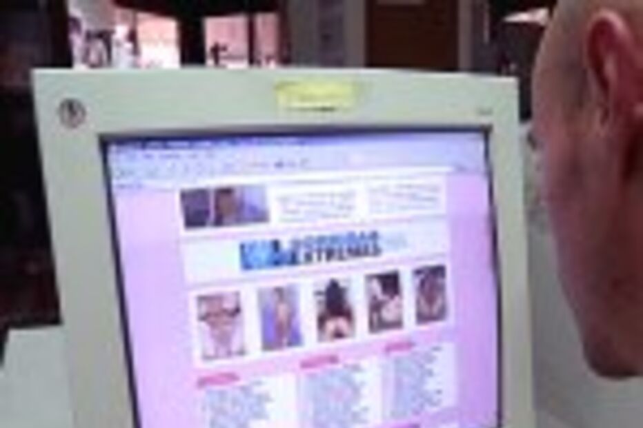 ADOLESCENTE EXPOSTA NUA NA INTERNET