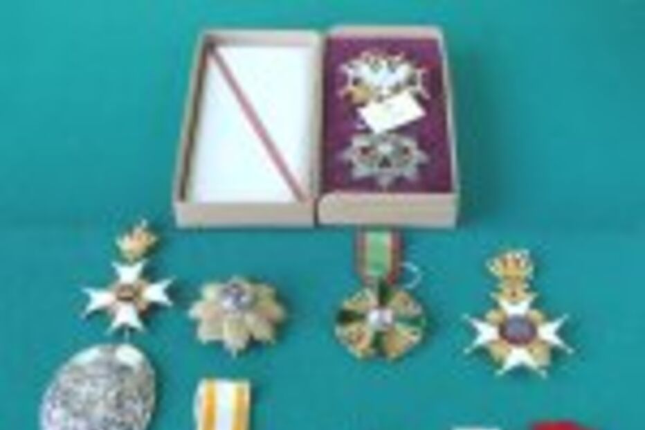 CONDECORAÇÕES DE SALAZAR SÃO LEVADAS À PRAÇA HOJE