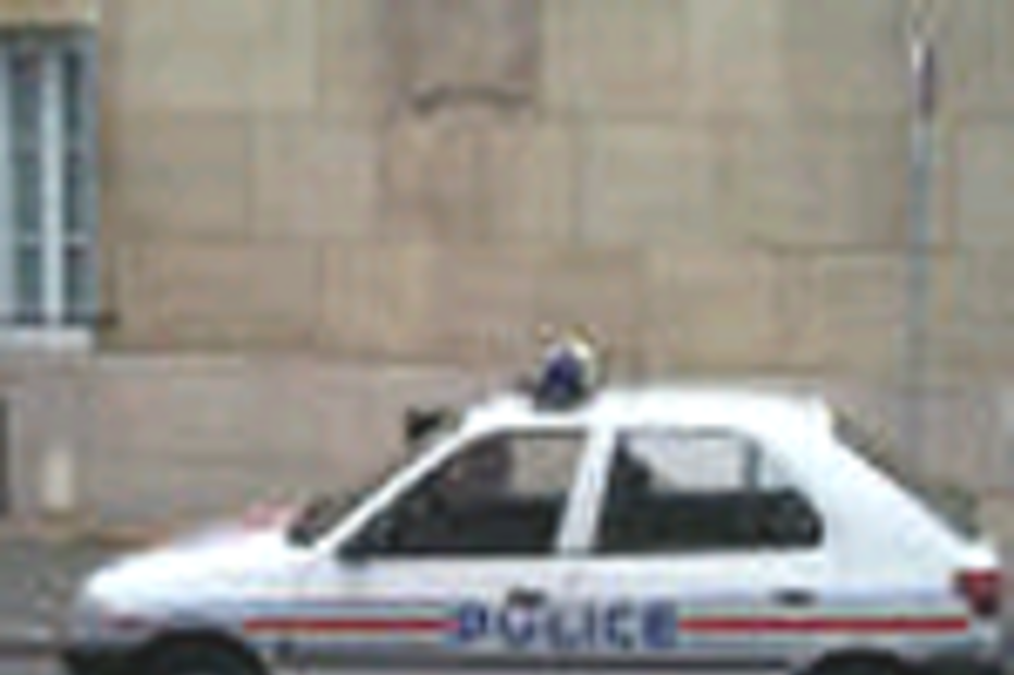 POLÍCIA FRANCESA DETÉM SUSPEITOS ISLÂMICOS