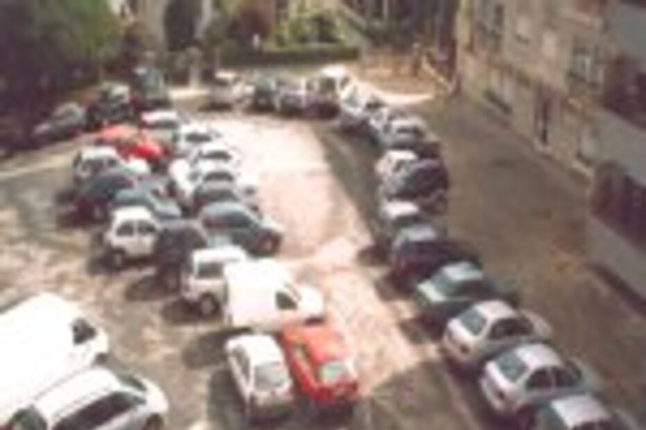 BAIRRO DOS CAPUCHOS, EM LEIRIA, PEDE ORDEM NO ESTACIONAMENTO