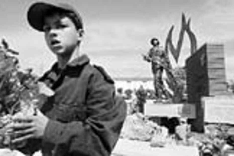 ESTÁTUA 'CHAMA' JOVENS