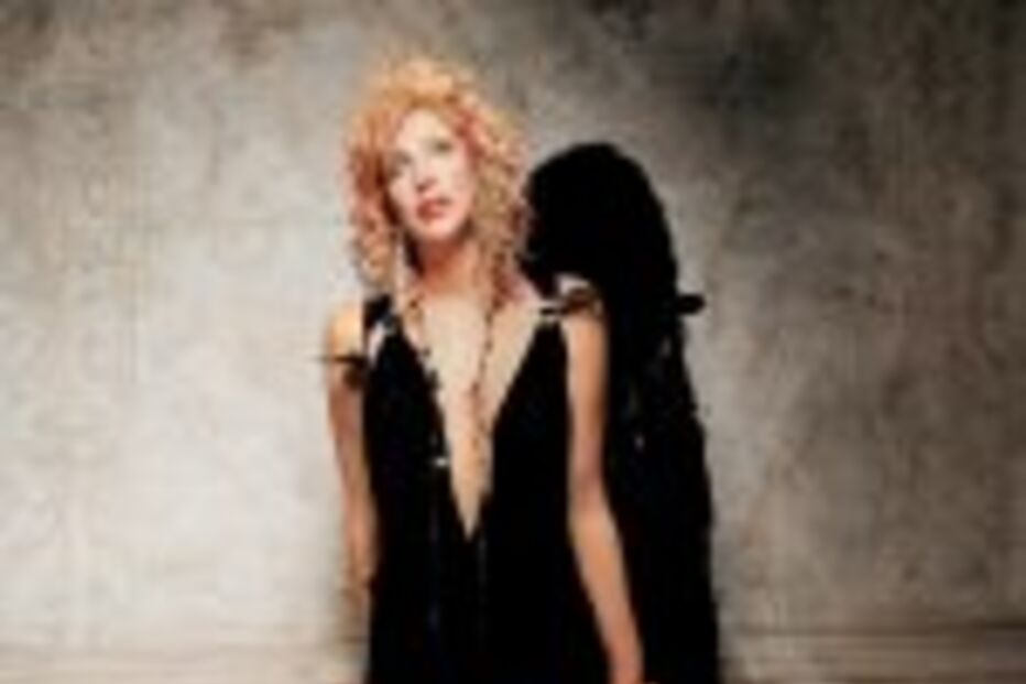 DOCE E INTELIGENTE E... TODA NUA