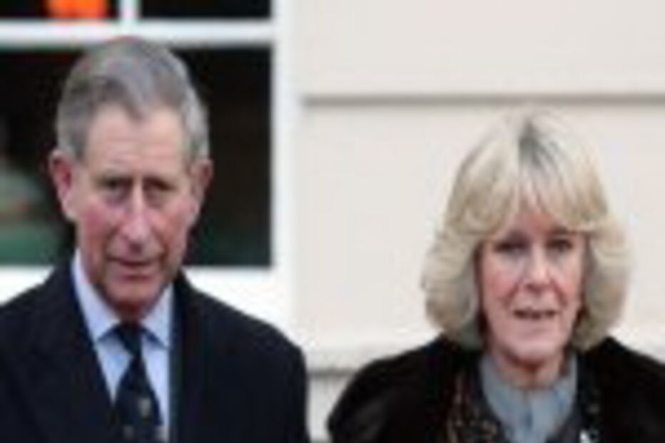 Camilla com guarda-costas herói