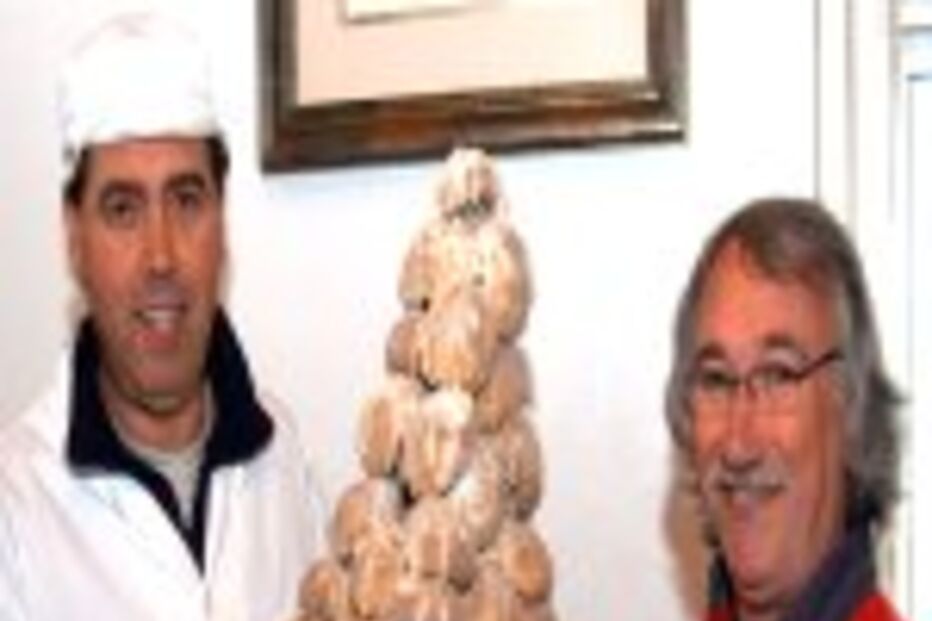 Pirâmide para o Guinness tem 56 mil doces cavacas