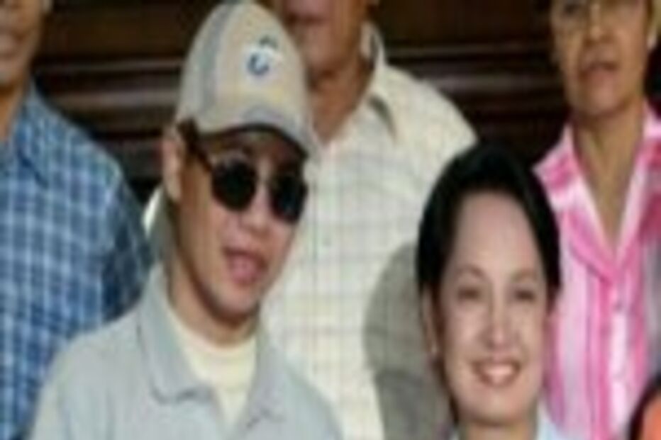 Refém filipino regressa a casa