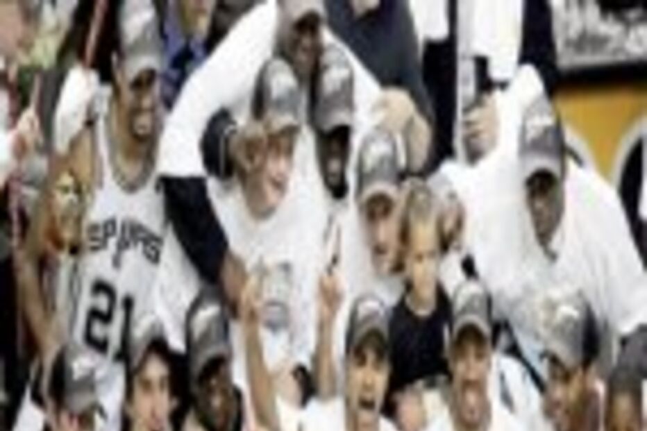 Spurs somam tri frente aos Pistons