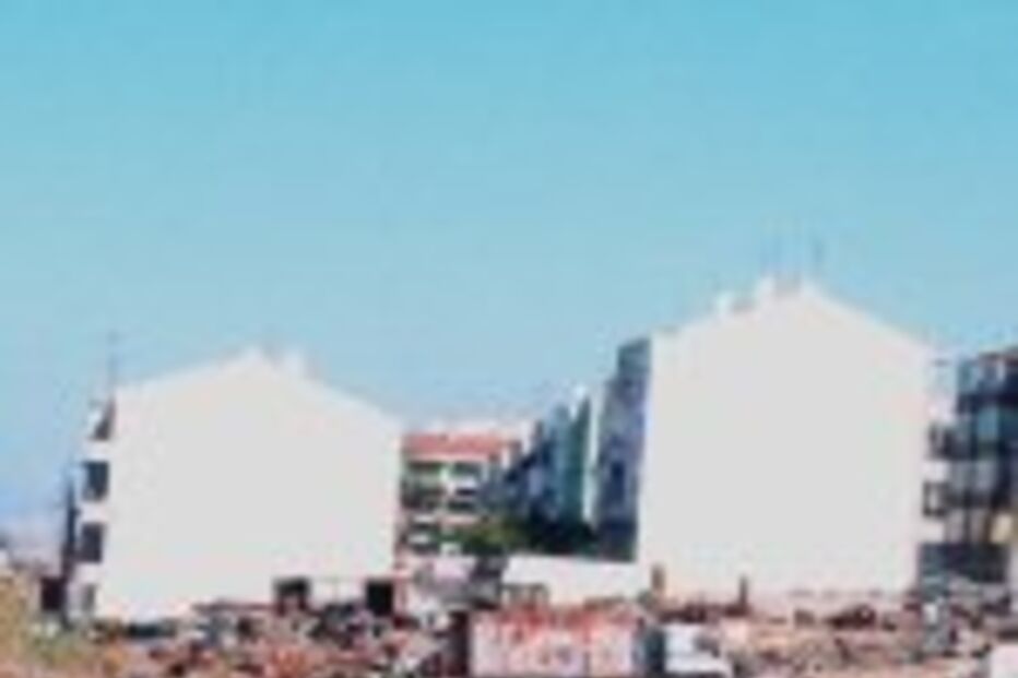 Torre da Marinha, no Seixal, com sucata a céu aberto