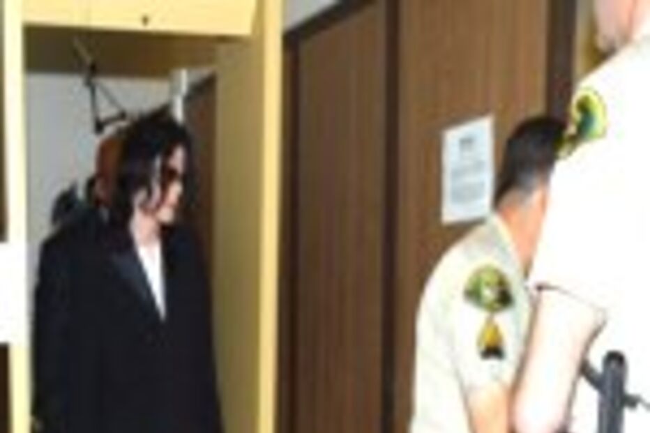 Jackson surge de pijama no Tribunal