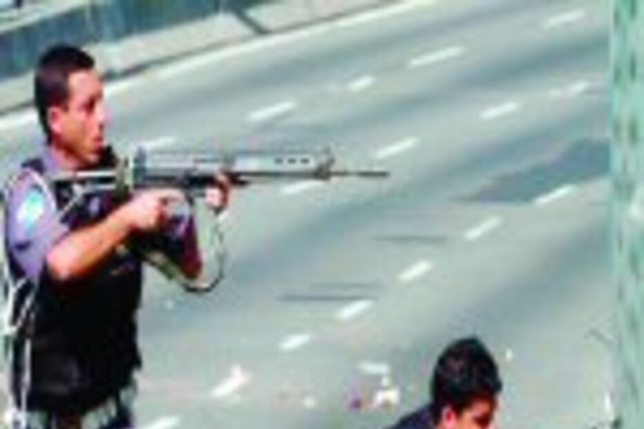 Vaga de ataques mata 23 polícias