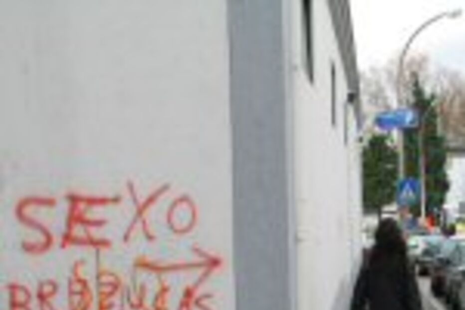 Anúncio à prostituição nos muros da GNR