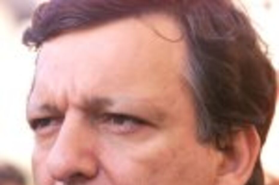 DURÃO APOSTA NA DESCENTRALIZAÇÃO