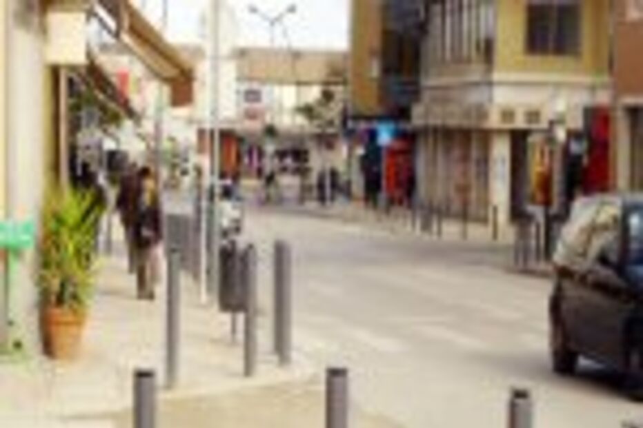 Obras por concluir na Avenida Alfredo da Silva, no Barreiro