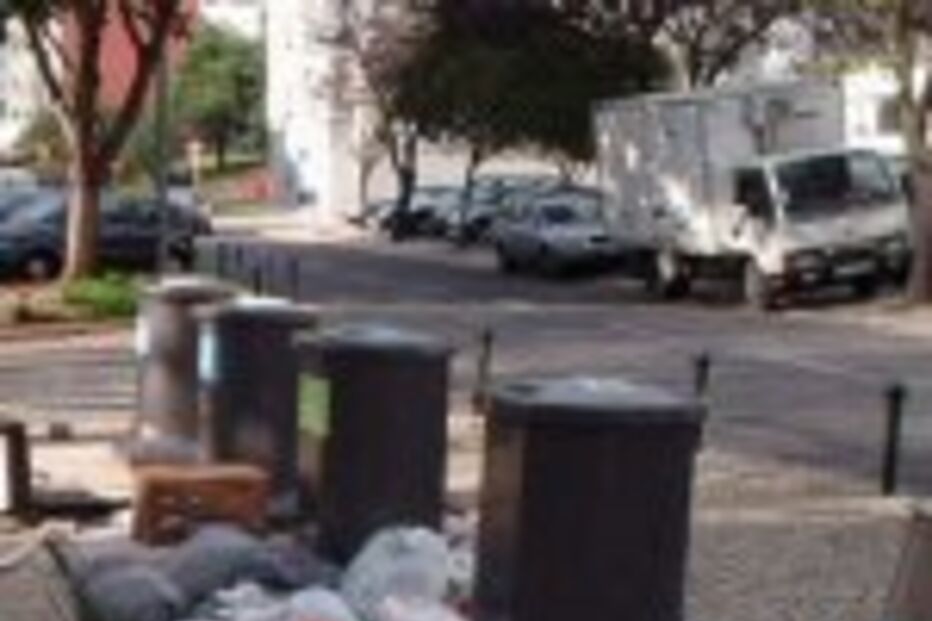 Lixeira na Rua de S. Luís, em Oeiras, incomoda moradores