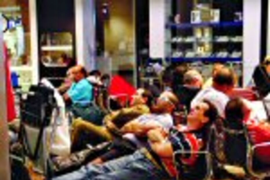 Aeroportos brasileiros reabrem após noite de caos