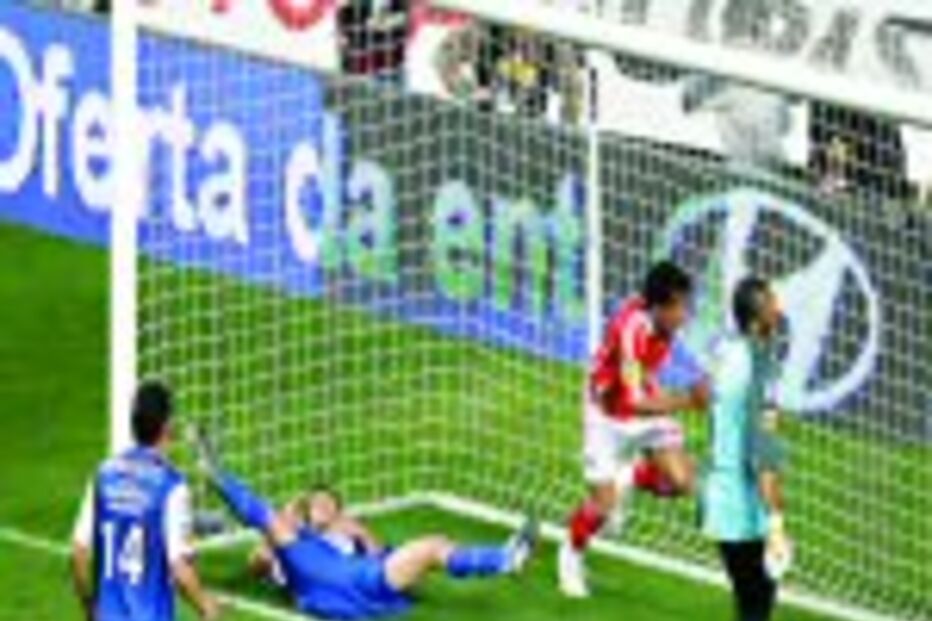 Só Helton trava Rui Costa