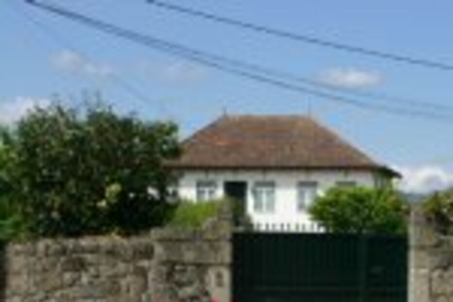 Mulher mordida na cara por doberman de guarda