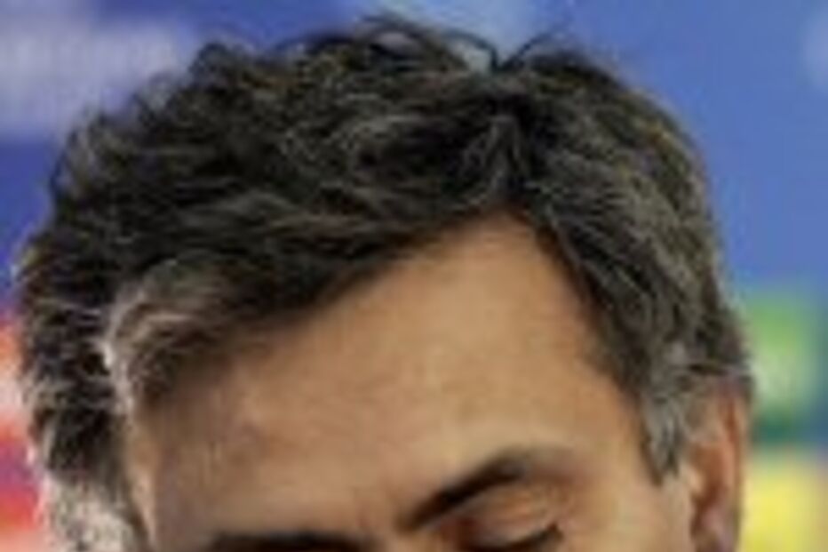 José Mourinho adia saída do Chelsea