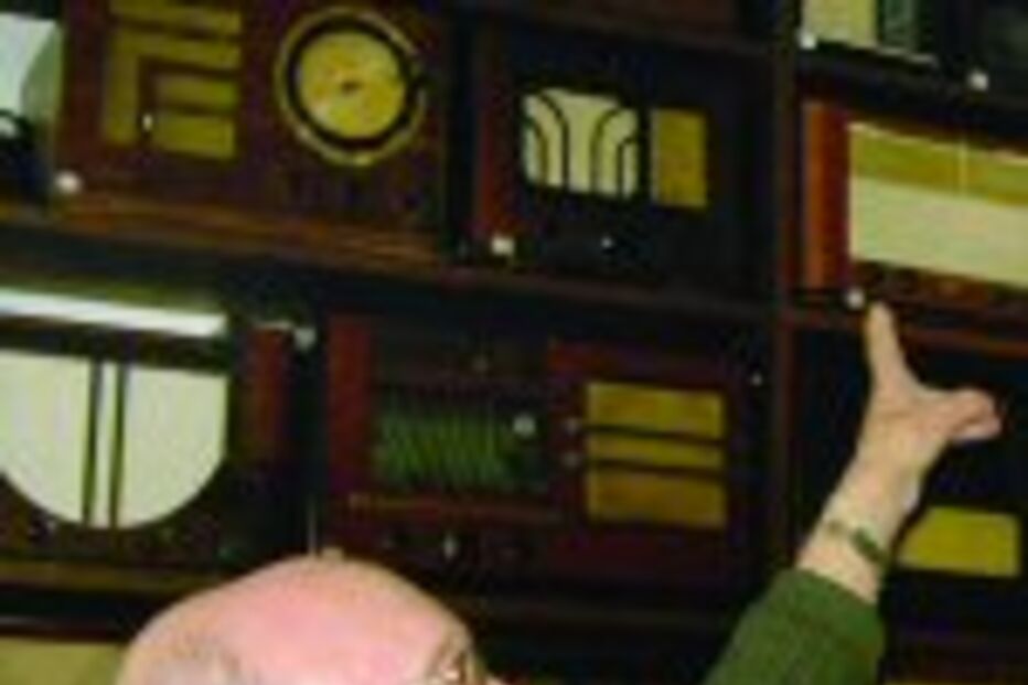 Octogenário guarda 600 rádios antigos em casa