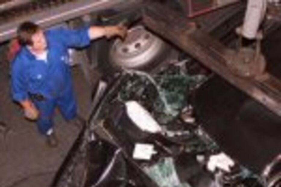 TV pública mostra fotos de Diana morta