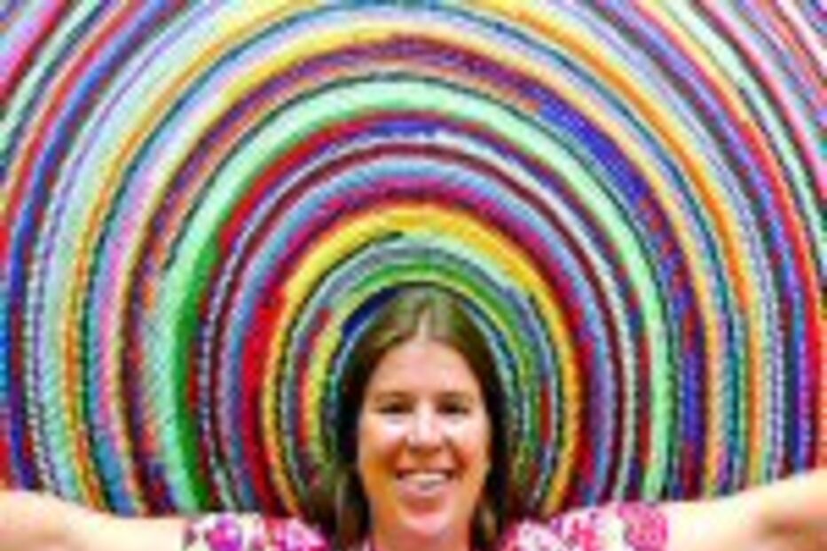 Joana em Veneza com sapato gigante