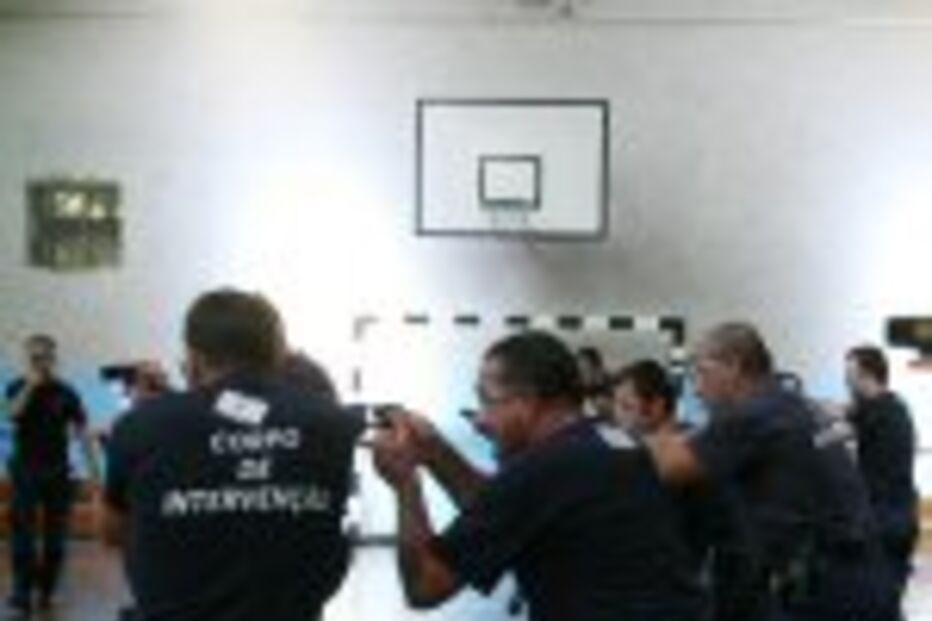 Pistolas eléctricas derrubam a dez metros