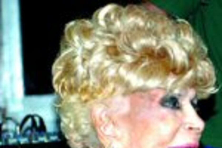 Dercy Gonçalves recebe automóvel