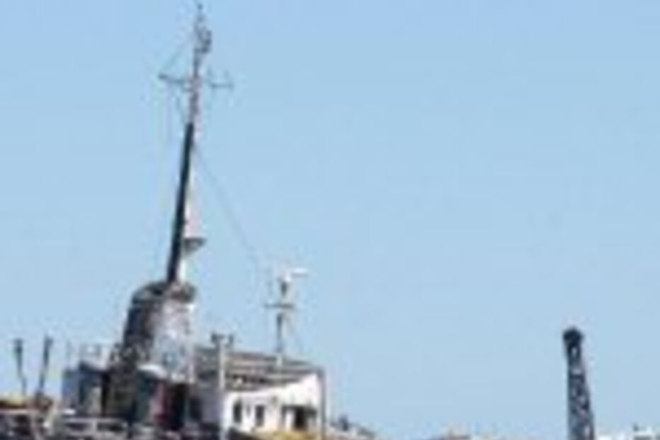 Navio apodrece há 13 anos no cais de Faro
