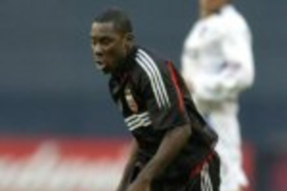 Freddy Adu provoca euforia na Portela