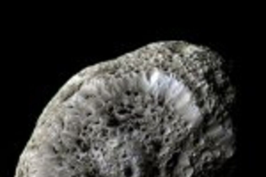 A Lua que parece uma esponja