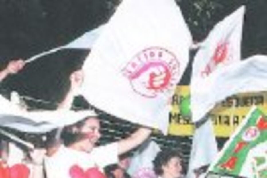 SOCIALISTAS RESISTEM NA FRENTE