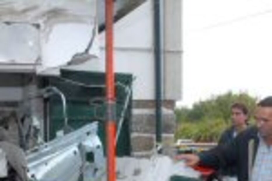 Caixa multibanco destruída à bomba