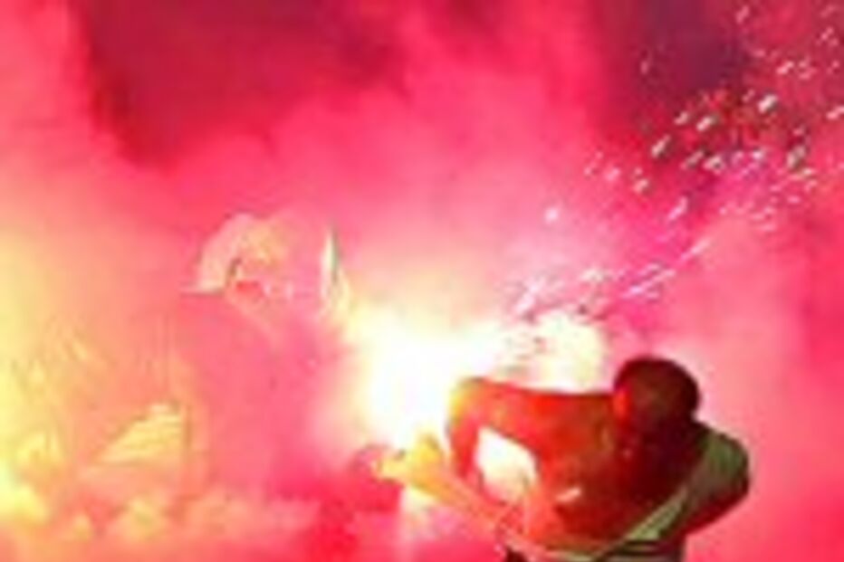 Adeptos agridem polícia em Belgrado