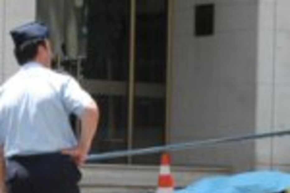 Polícia que matou fugitivo suspenso por 240 dias