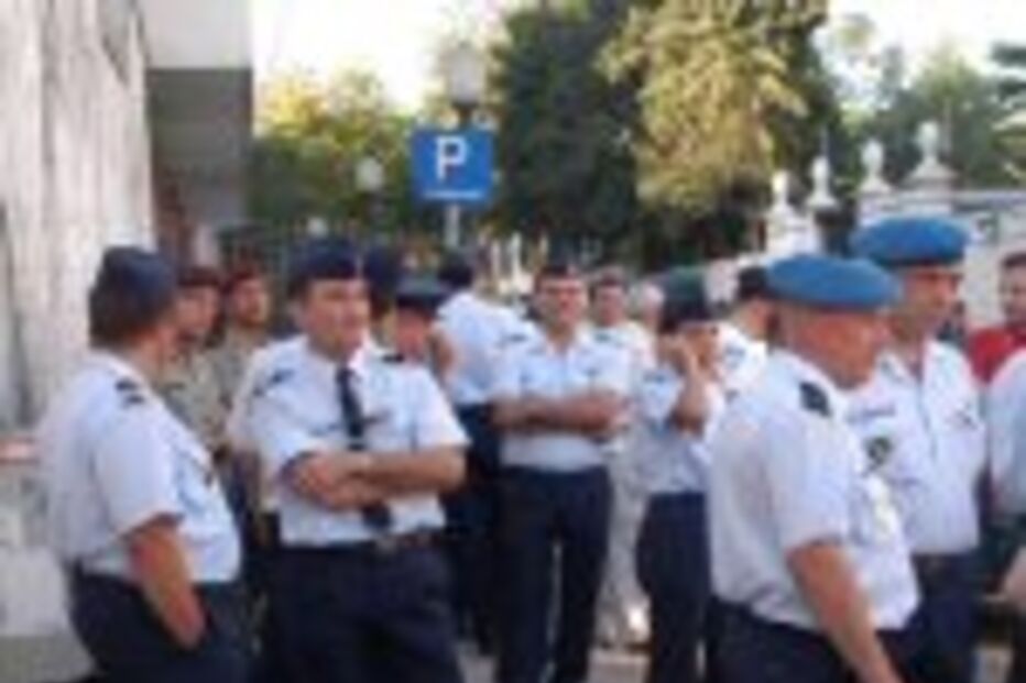 Ministro da Defesa ignora protestos dos militares