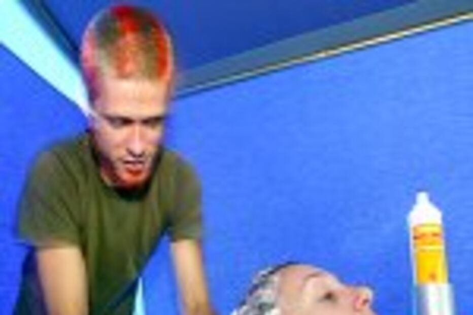 CAMPISTAS DE CABELOS EM PÉ EM SALÃO DA ILHA DE TAVIRA