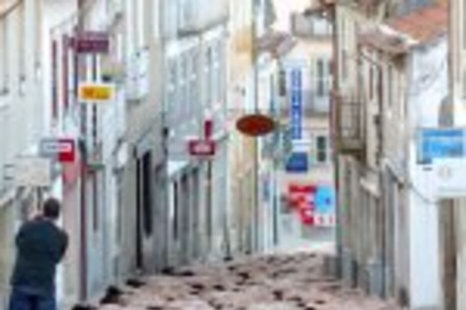 E OS NUS SAIRAM À RUA