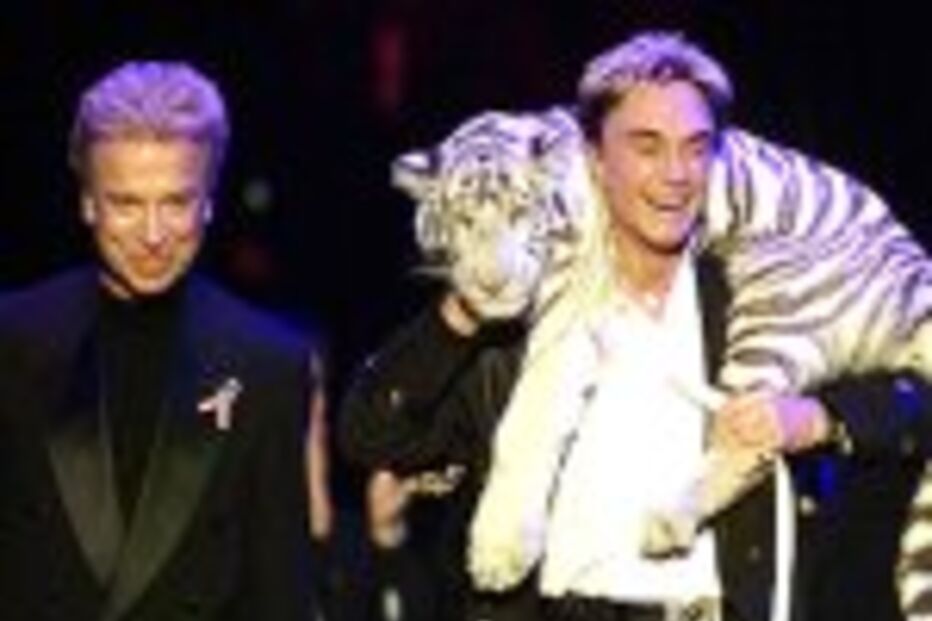 TIGRE BRANCO ATACA ILUSIONISTA ROY HORN