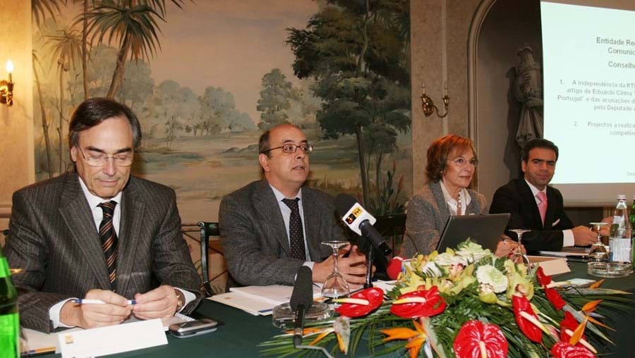 Os membros da Entidade Reguladora : Elísio Cabral de Oliveira, Azeredo Lopes, Estrela Serrano e Luís Gonçalves da Silva