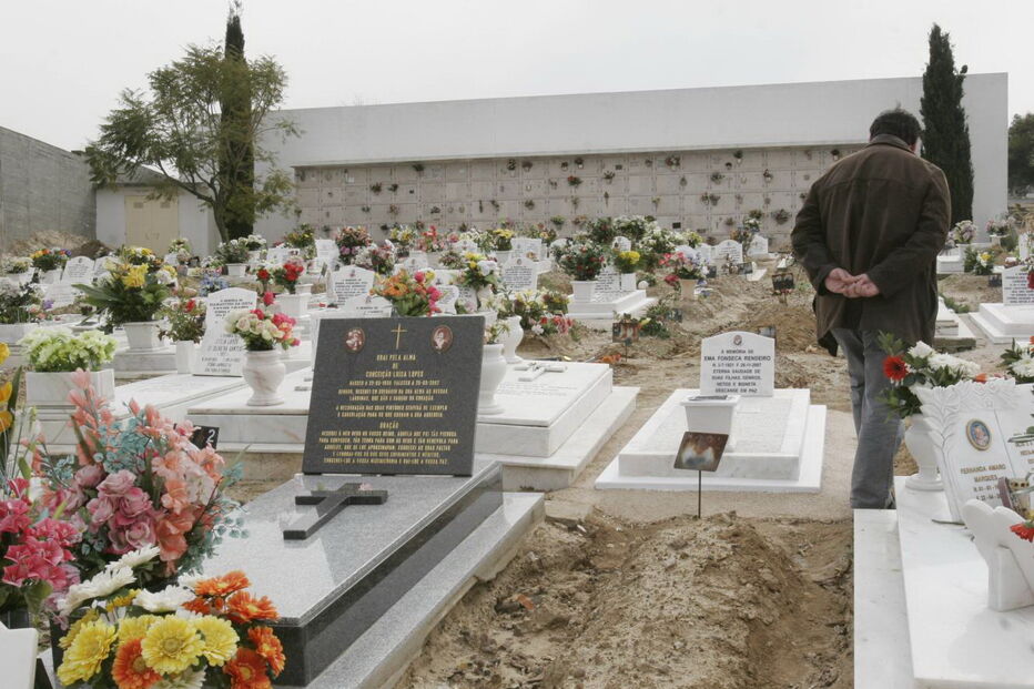 vandalizadas, furtadas, campas, cemitérios