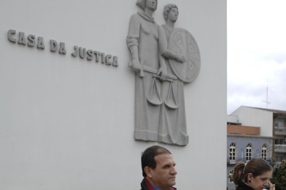 Ex-árbitro vai mesmo a julgamento