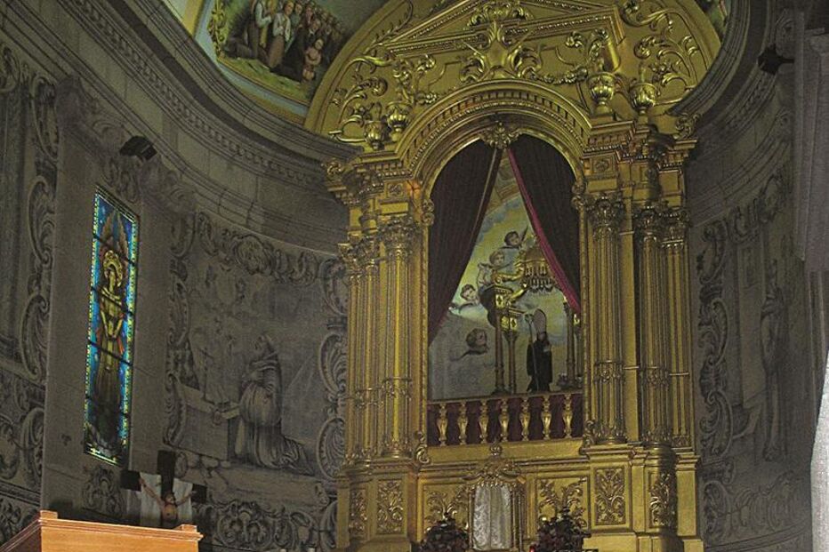 Templo vandalizado com machados