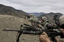 Soldados norte-americanos procuram forças talibã no distrito de Shamal, Afeganistão. (Stringer/Reuters)