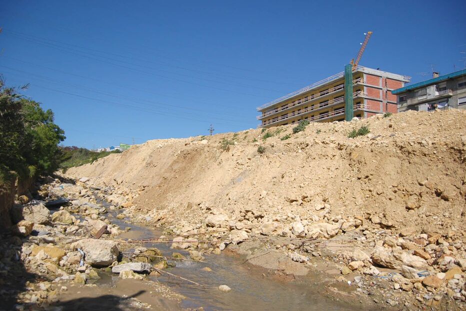 Aterro na Ribeira do Prior Velho agravou cheias em Sacavém