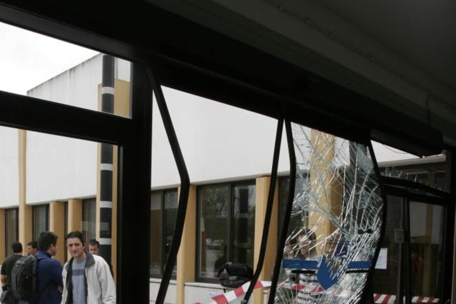 Grupo rouba caixa de ATM