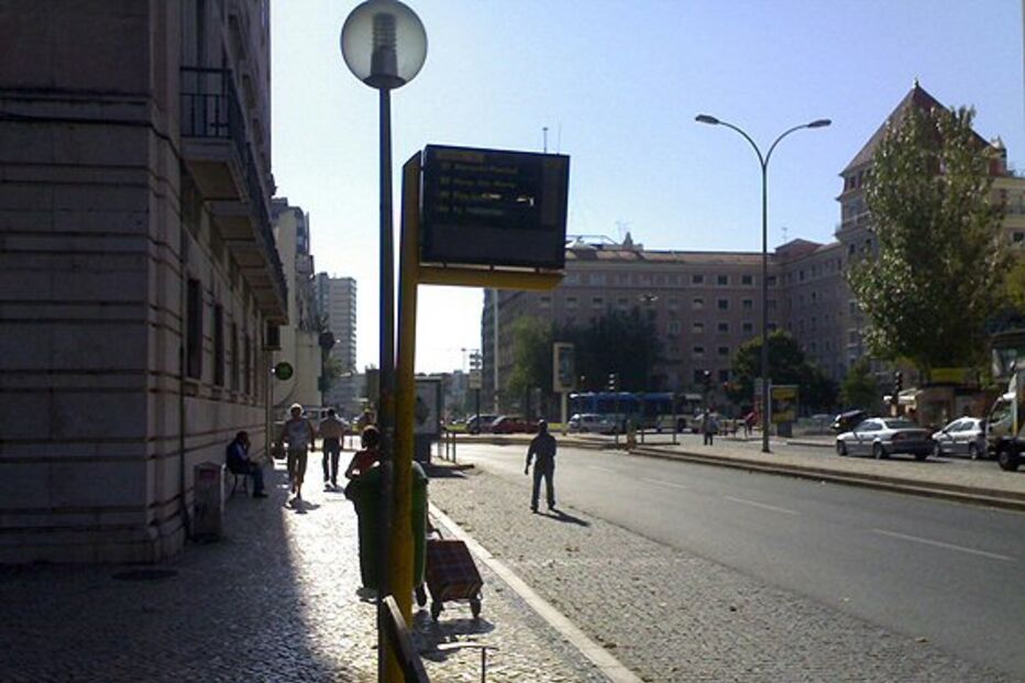 Painel informativo da Carris sem indicação do tempo de espera