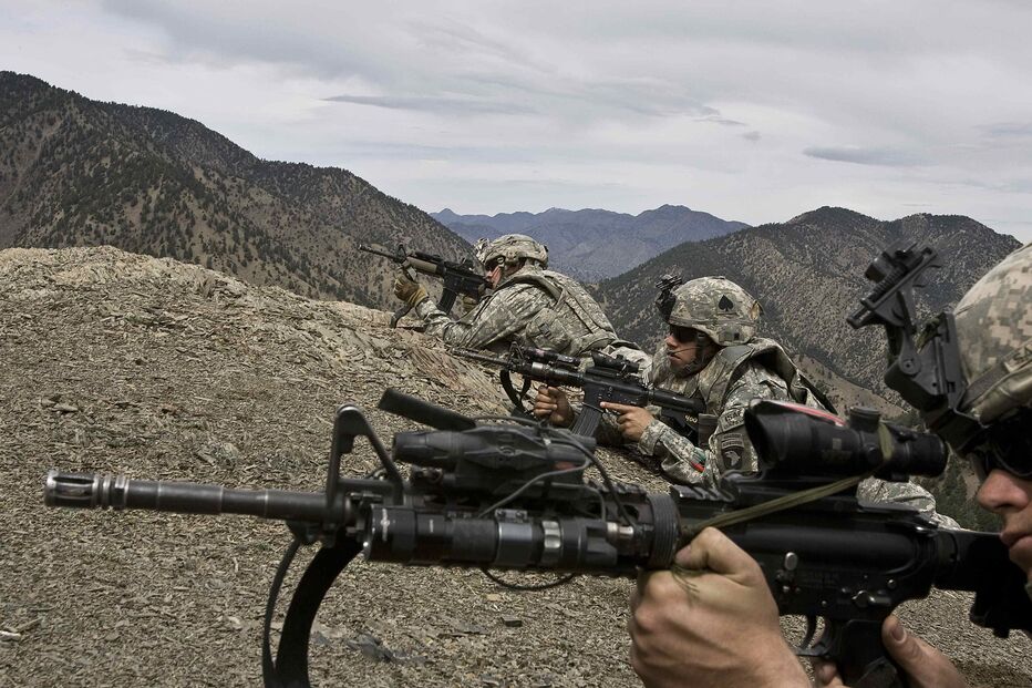Soldados norte-americanos procuram forças talibã no distrito de Shamal, Afeganistão. (Stringer/Reuters)