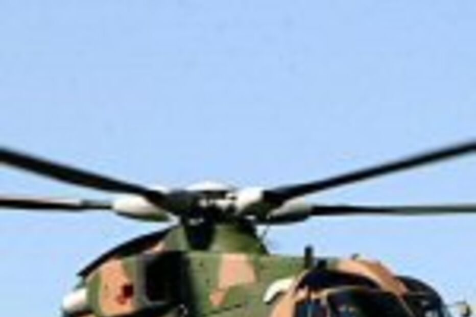 Helicóptero em risco de cair ao mar