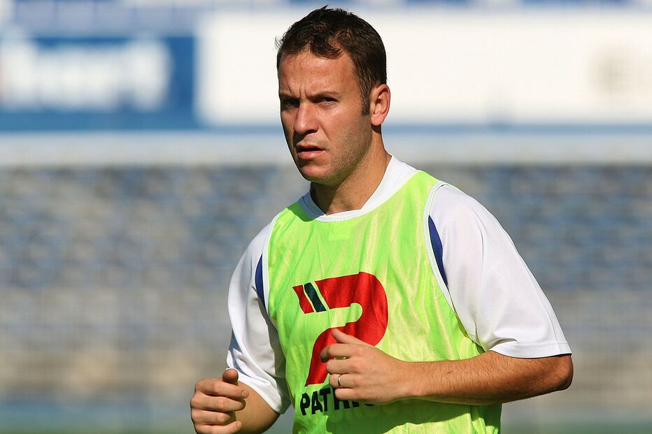 Cândido Costa renova contrato até 2011